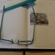 Terminkalender mit Brille und Stift