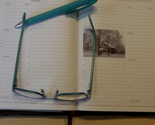Terminkalender mit Brille und Stift