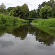 Fluss mit Brücke